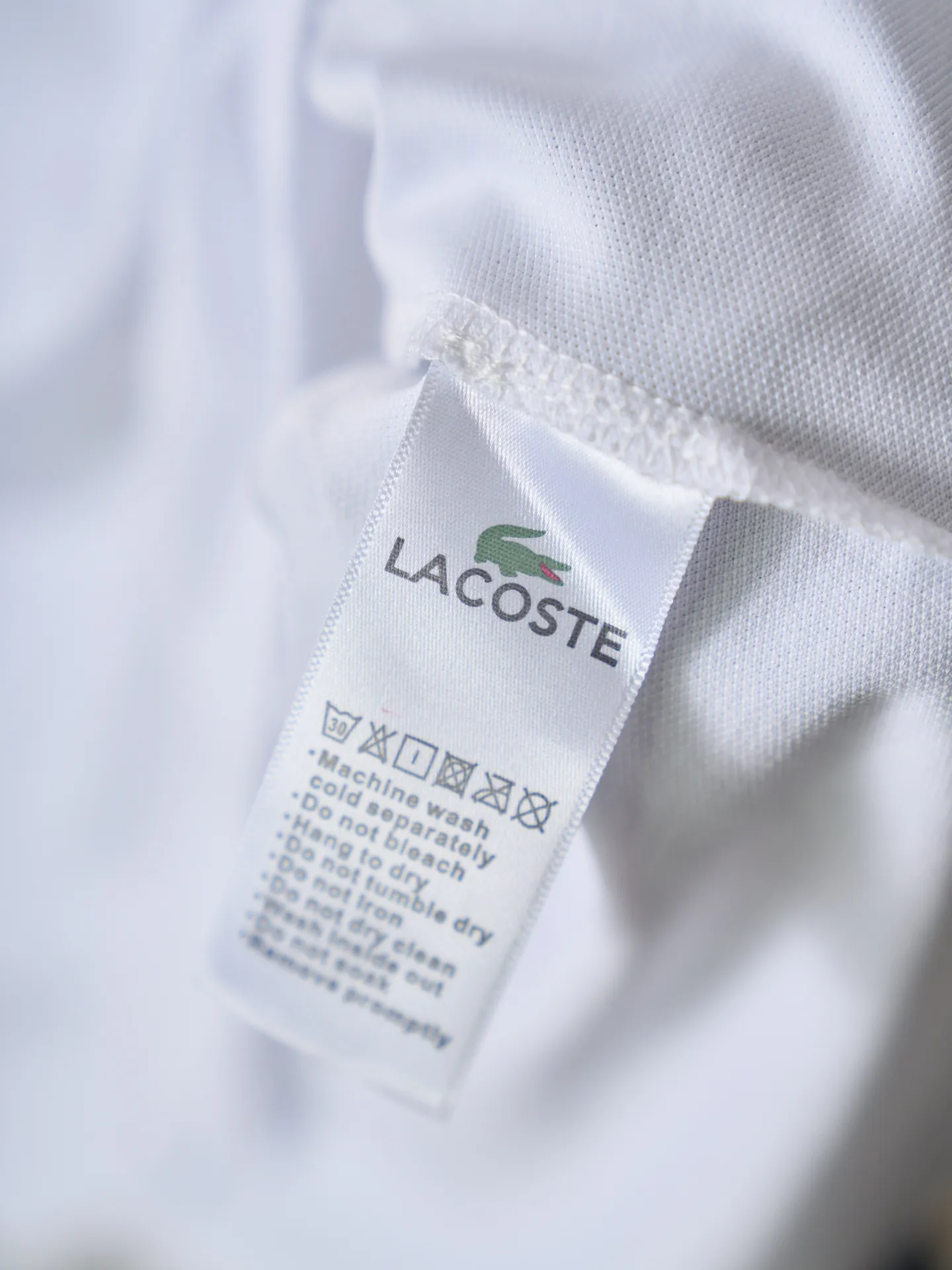 [Real auction] Lacoste crocodile logo embroidered short-sleeved Polo shirt [In Stock] S M L Adopting the stamping process, independent embroidered stamps are made through computer embroidery, and then positioned and sewn onto the clothing. It has a strong three-dimensional effect, is strong and washable, and has stable quality. The fabrics have been fermented and washed, giving a better hand feel and texture. It is not easy to deform, shrink, or fade. It maintains long-term beauty and fits well.